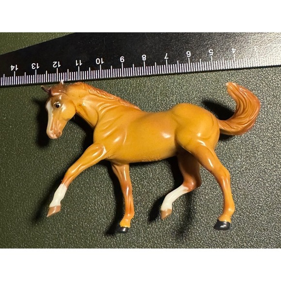Breyer Reeves 1999 Stablemate Palomino Horse Figurine Collectible - Picture 1 of 3